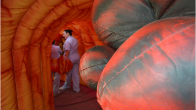 Instalan un colon inflable gigante para concientizar sobre el cáncer colorrectal
