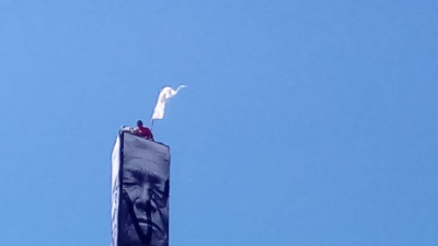 Tensión: manifestantes se subieron al techo del Domo del Centenario
