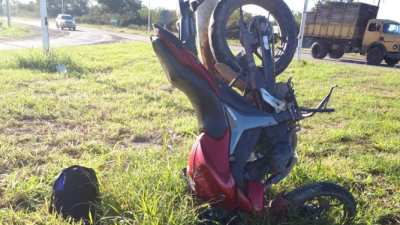 Una mujer se estrelló su moto contra una columna sobre Ruta 89