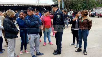 Hubo motín: tensa situación se vive fuera de la Comisaría Quinta