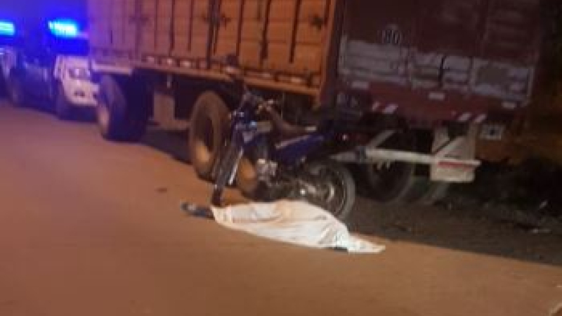 Barranqueras: motociclista pierde la vida al estrellarse contra un acoplado