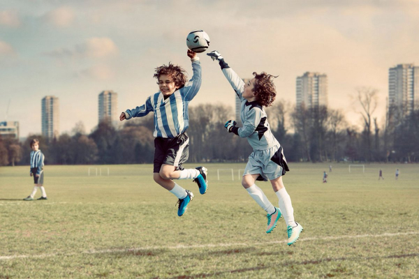 30.- La Mano de D10s versión @TekdalHarun George Logan, fotógrafo que retrata algunas de las jugadas más famosas de la historia del fútbol personificadas por niños.