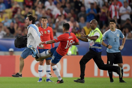 hombre pollo en copa america.jpg.jpg