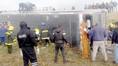 Quince muertos y 44 heridos por el vuelco de un ómnibus que trasladaba a jubilados en Tucumán