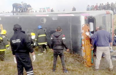Quince muertos y 44 heridos por el vuelco de un ómnibus que trasladaba a jubilados en Tucumán 