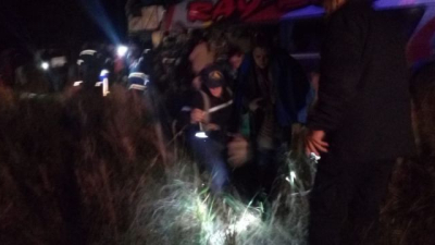 Choque frontal entre colectivo y camión en Corrientes: un muerto y dos heridos