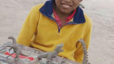 Un pequeño artesano Qom en El Impenetrable que construye dinosaurios en barro