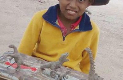 Un pequeño artesano Qom en El Impenetrable que construye dinosaurios en barro