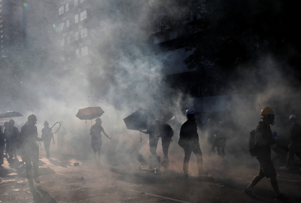 La megalópolis, que atraviesa su mayor crisis política desde su devolución a China en 1997, vive desde hace dos meses jornadas continuas de manifestaciones masivas que desembocaron en confrontaciones entre policías antimotines y grupos radicales.