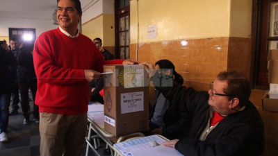 Capitanich votó a primera hora y aseguró que "las expectativas son enormes"