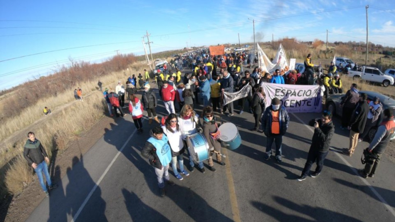 Chubut: en medio de la debacle económica, el gobernador busca una tregua con los estatales
