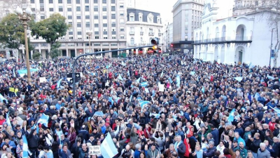 Masiva marcha a Plaza de Mayo en apoyo al Gobierno