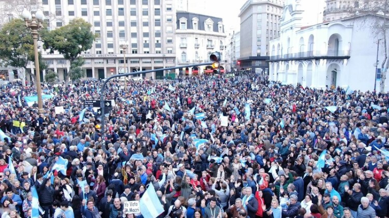 Masiva marcha a Plaza de Mayo en apoyo al Gobierno