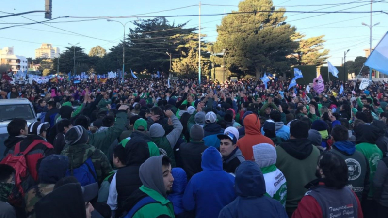 Una multitud se movilizó en Comodoro en apoyo a los docentes
