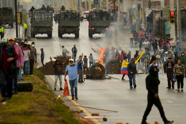 Provenientes del sur andino, marchaban desde la noche del domingo a pie y en camionetas para protestar por la eliminación de subsidios y los consecuentes tarifazos. El presidente Moreno intenta mantener su acuerdo con el FMI aplicando el estado de sitio.