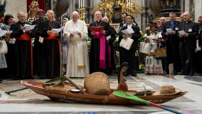 El Papa homenajeó las plumas de los indígenas