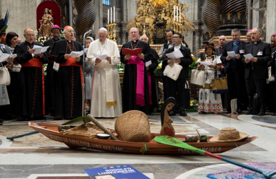 El Papa homenajeó las plumas de los indígenas 