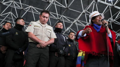 Manifestantes tienen de rehenes a policías en la Casa de la Cultura en Quito