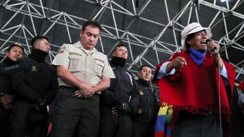 Manifestantes tienen de rehenes a policías en la Casa de la Cultura en Quito