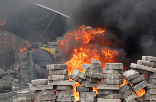 Quito se vio sacudido en el décimo día de enfrentamientos contra los planes de austeridad de Moreno, en tensa jornada en la que se incendió el edificio de la contraloría del Estado y se bloquearon los accesos al aeropuerto.