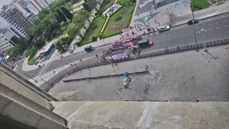 Así fue el “tetazo” frente a la Catedral de La Plata