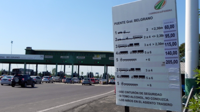 Levantaron las barreras en el peaje del puente