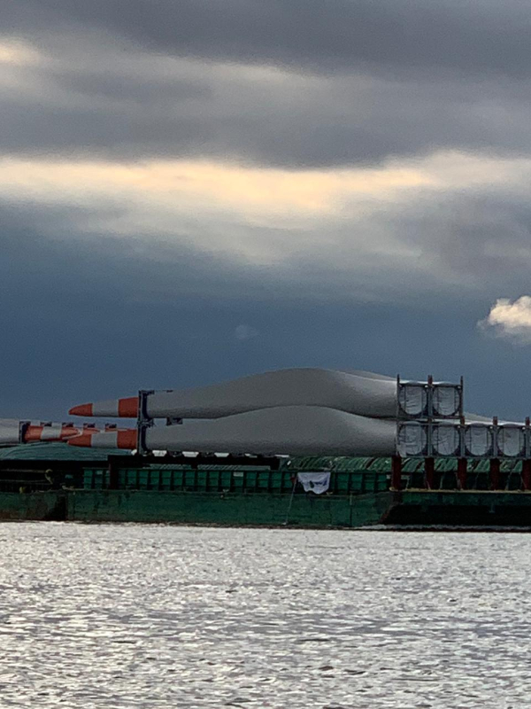 <p>Las enormes aspas transportadas en un convoy rumbo al curso norte del río Paraguay teniendo como destino los puertos de Bolivia, país que invierte millones de dólares en parques eólicos.-</p>
<p>Foto gentileza Gastón Curin</p>
