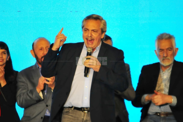 Alberto Fernández cerró la campaña para el interior ante una multitud