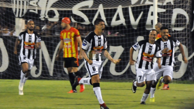 For Ever festejó en el clásico a puro gol 