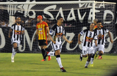 For Ever festejó en el clásico a puro gol