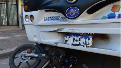 Buscan testigos de un siniestro vial entre un colectivo y una moto