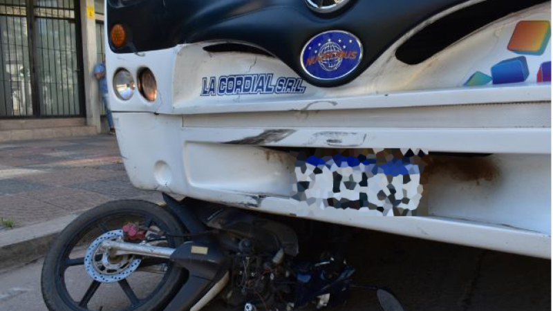 Buscan testigos de un siniestro vial entre un colectivo y una moto