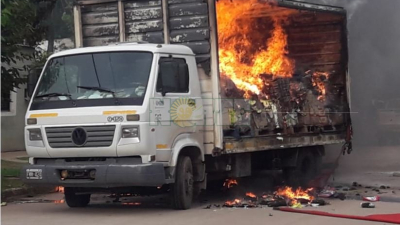 Sáenz Peña: se incendió camión de conocida distribuidora en el barrio Belgrano