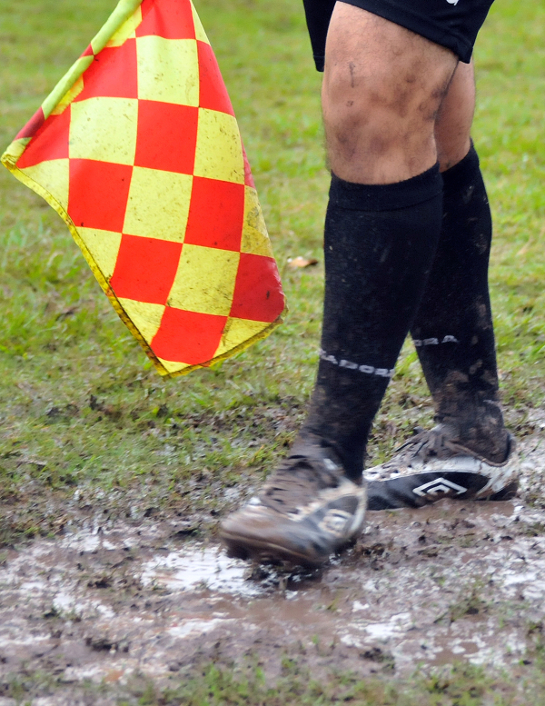 <p>DÍA LLUVIOSO PARA EL ENCUENTRO ENTRE ESTUDIANTES Y SARMIENTO, EL EX ARBITRO DE LA LIGA CHAQUEÑA KIQUE CARVALLO EN SU DEBER EN EL LATERAL.</p>
<p></p>
<p>Foto: Jorge "Punky" Flores </p>