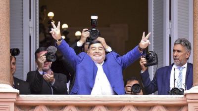 Fernández recibió en Casa Rosada a Maradona, quien saludó desde el balcón y criticó a Macri