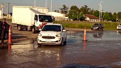 Siniestro vial en colectora y acceso hipermercado: Un cruce sin control y baches desatendidos