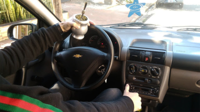 Multas en Mendoza: $17.000 por tomar mate mientras se maneja y $1.700 por conducir con ojotas