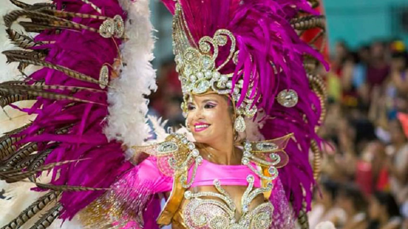 Brillo y esplendor en el carnaval de Pinedo