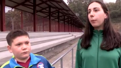 Un niño detiene un partido para defender a la árbitra de insultos machistas