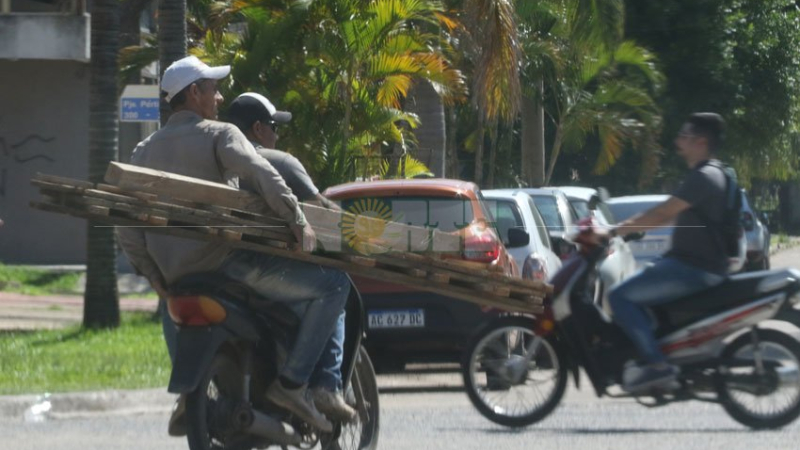 Nada cambió: en la ciudad andar en moto y usar casco no van de la mano