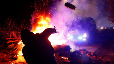 Violentas protestas en Ucrania contra la llegada de 72 evacuados por coronavirus