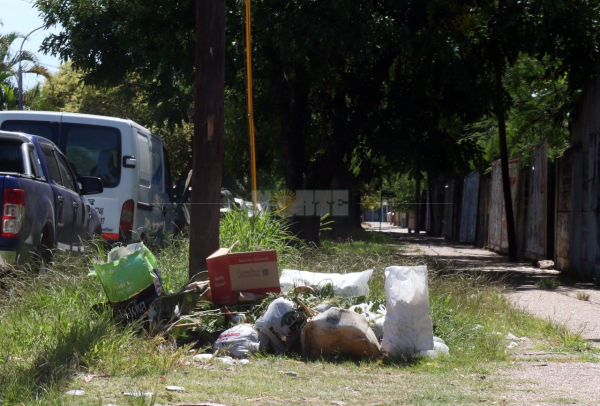 Recorrer las cuadras de Yrigoyen entre el Hospital Perrando y la calle 15 sorprende por el volumen de basura.