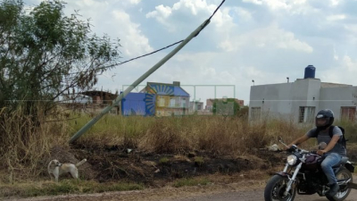 Barrio Capincho Macho: poste de luz a punto de caerse por una quema de pastizales