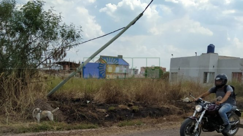 Barrio Capincho Macho: poste de luz a punto de caerse por una quema de pastizales