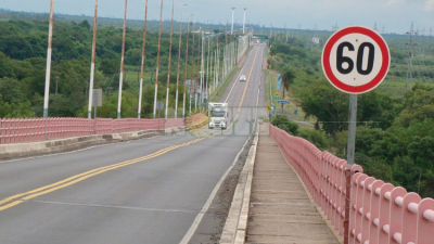 Una mujer embarazada y con contracciones fue auxiliada cuando cruzaba el puente a pie