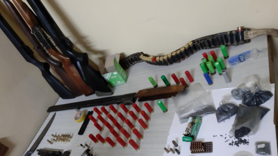 Armas, municiones y dos detenidos