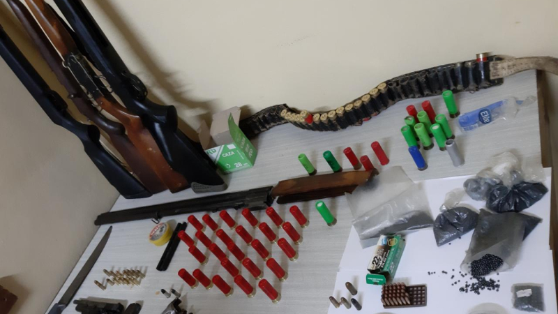 Armas, municiones y dos detenidos