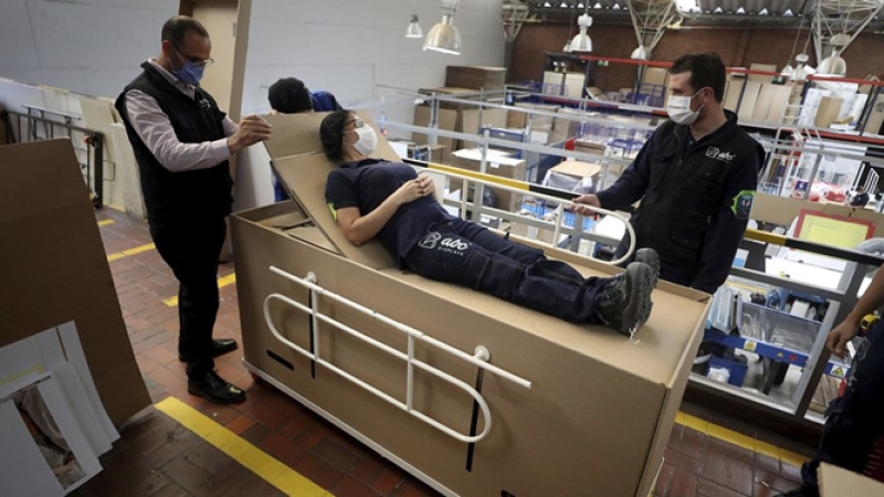 Colombia: crearon una cama biodegradable de cartón que se convierte en ataúd