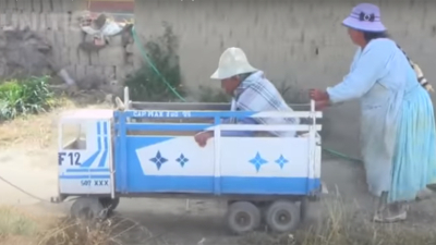 Bolivia: se traslada en un camión de juguete para cobrar su jubilación