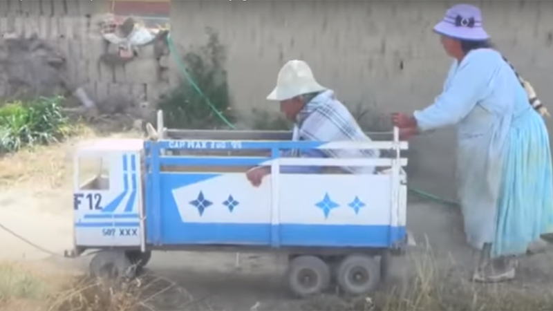 Bolivia: se traslada en un camión de juguete para cobrar su jubilación